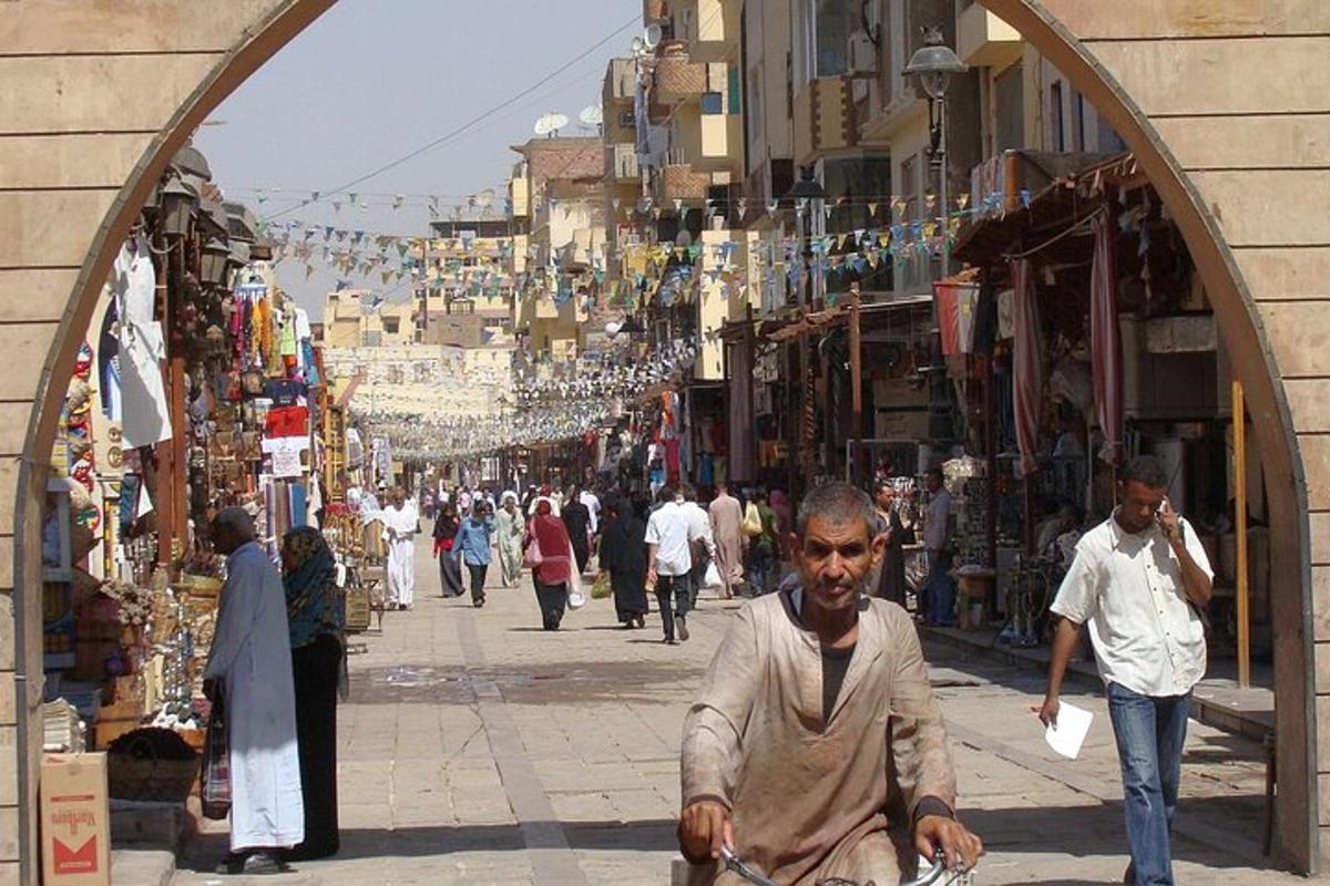 eine Gruppe von Menschen, die eine Straße in einer Stadt entlanggehen