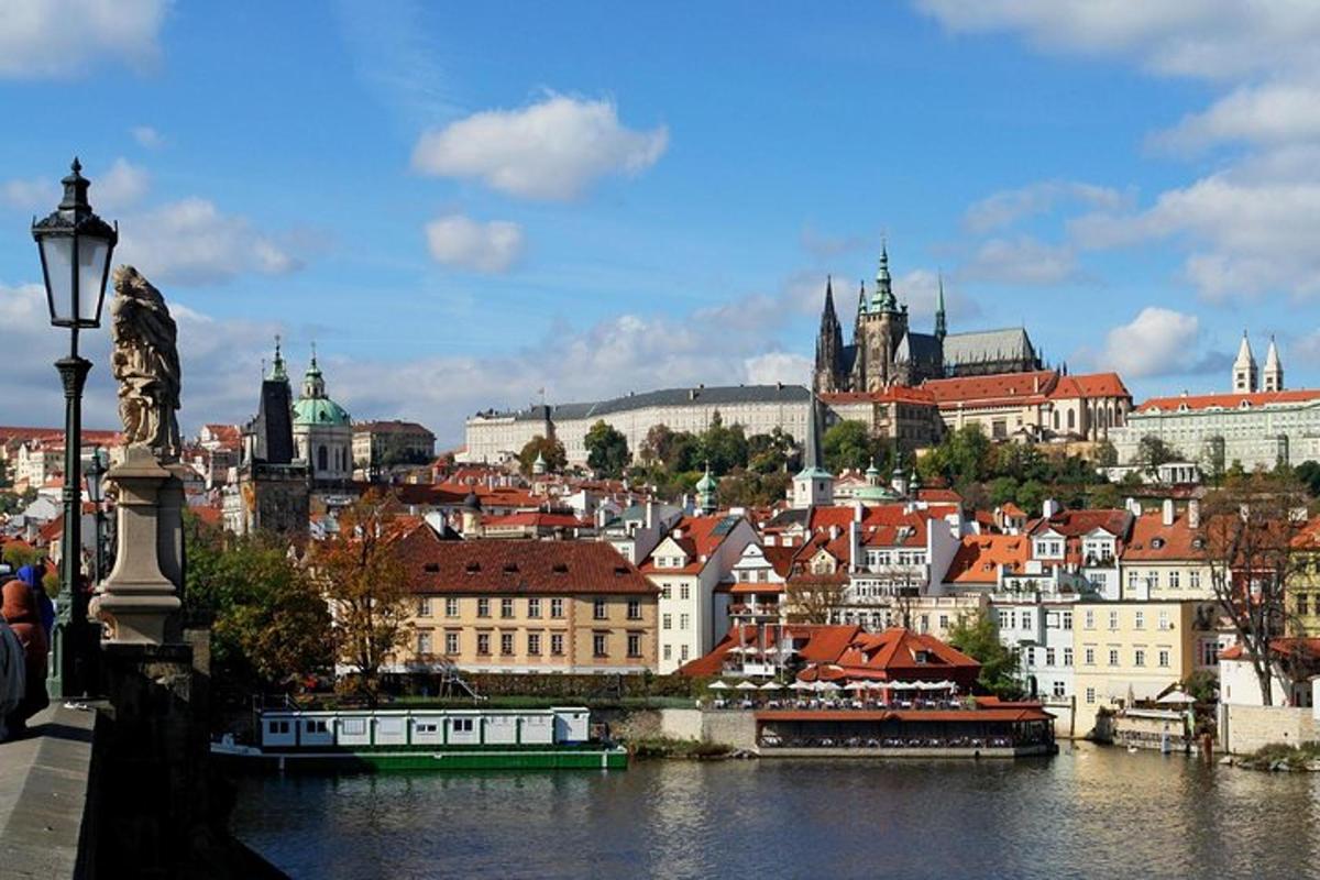 pohled na město s řekou a budovami