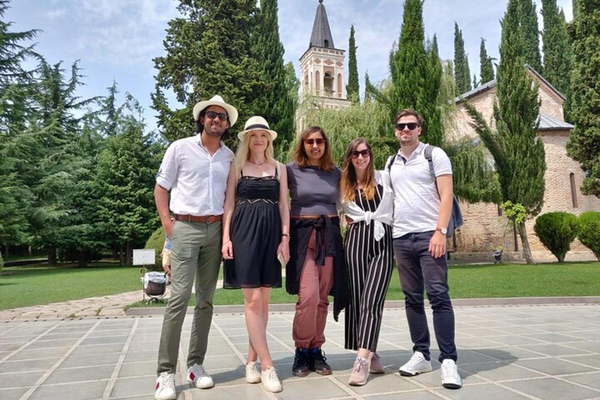 un grup de persones dempeus davant d'un edifici