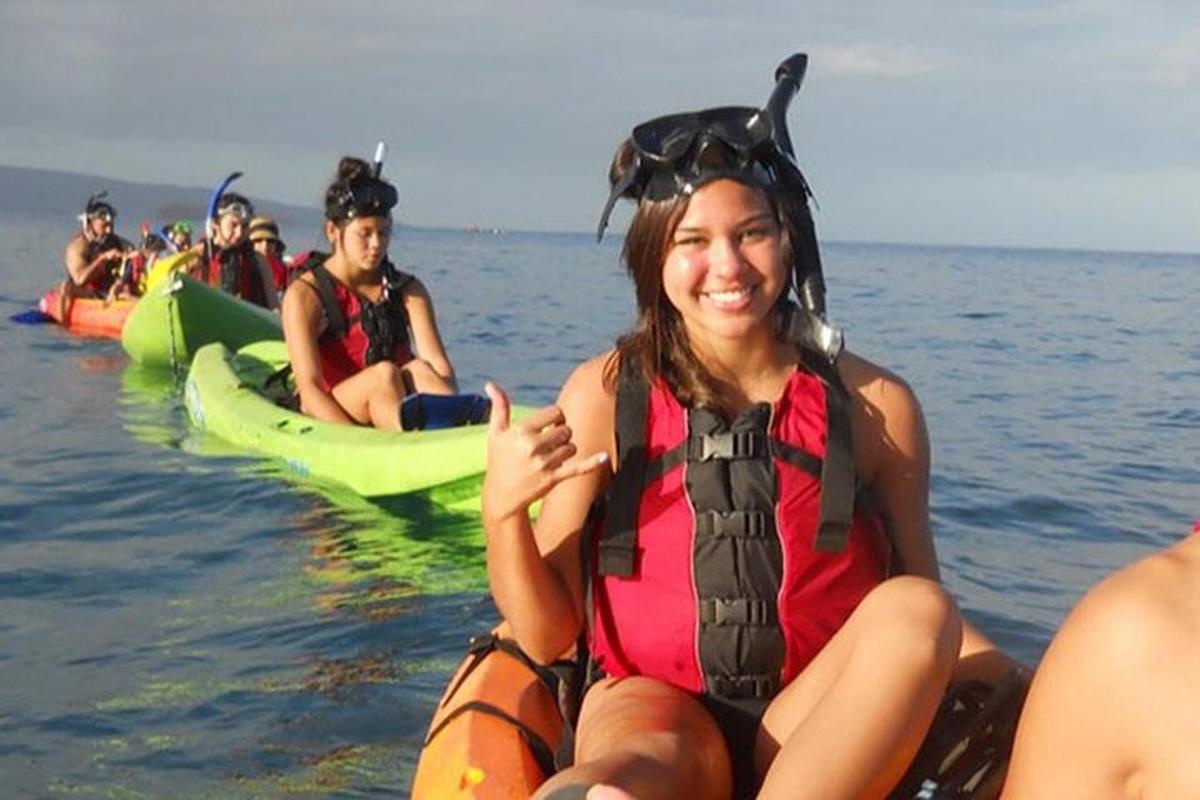 un gruppo di persone in kayak in acqua