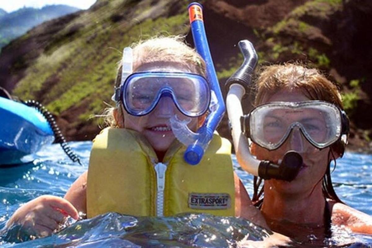 due ragazze in acqua con gli occhialini