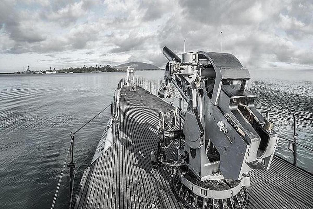 Un barco está atracado en un muelle en el agua.