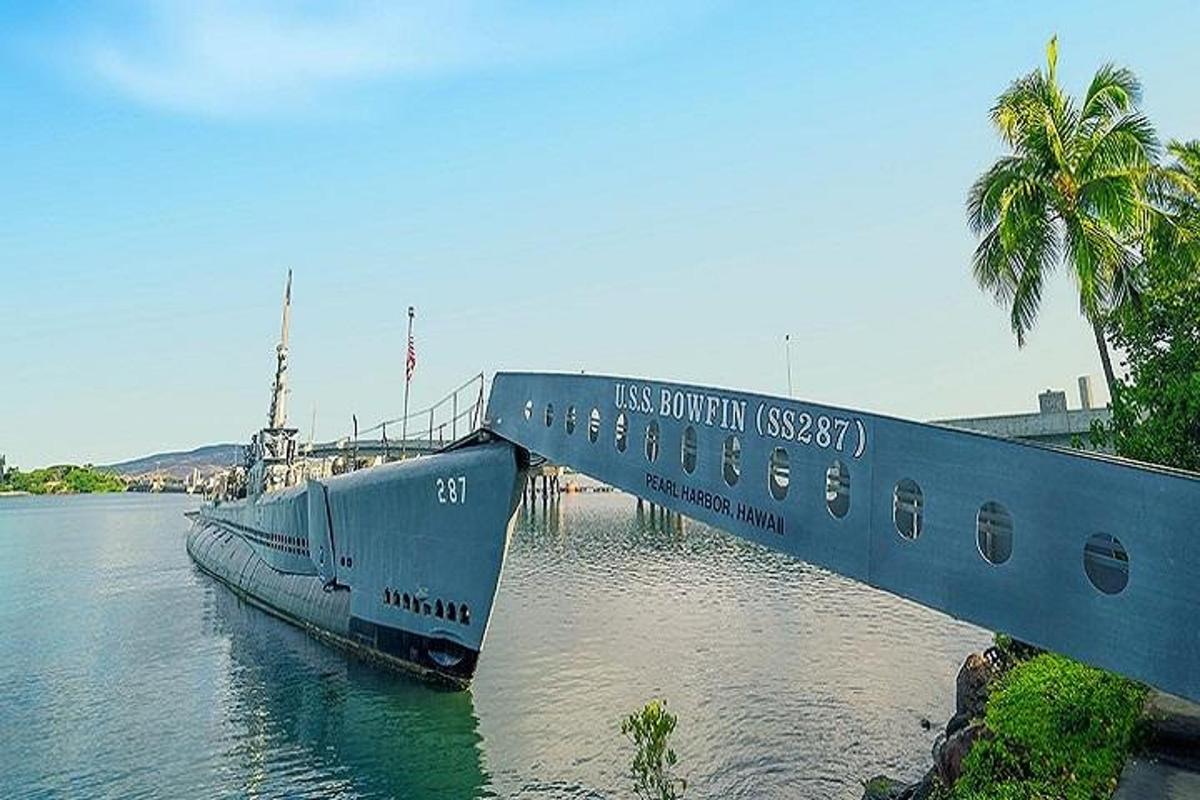 Un puente sobre un río con un barco en el agua