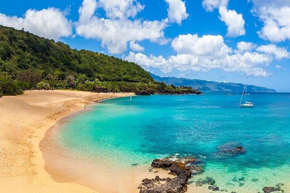 Una vista de una playa con un barco en el agua.