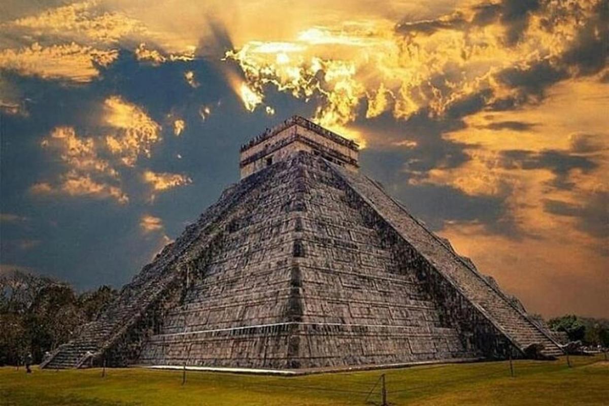 pyramida v poli se zataženou oblohou