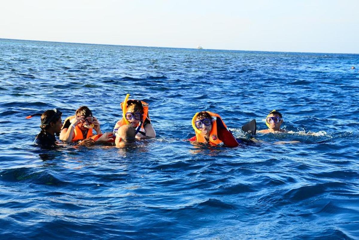 grupa ljudi u vodi u oceanu