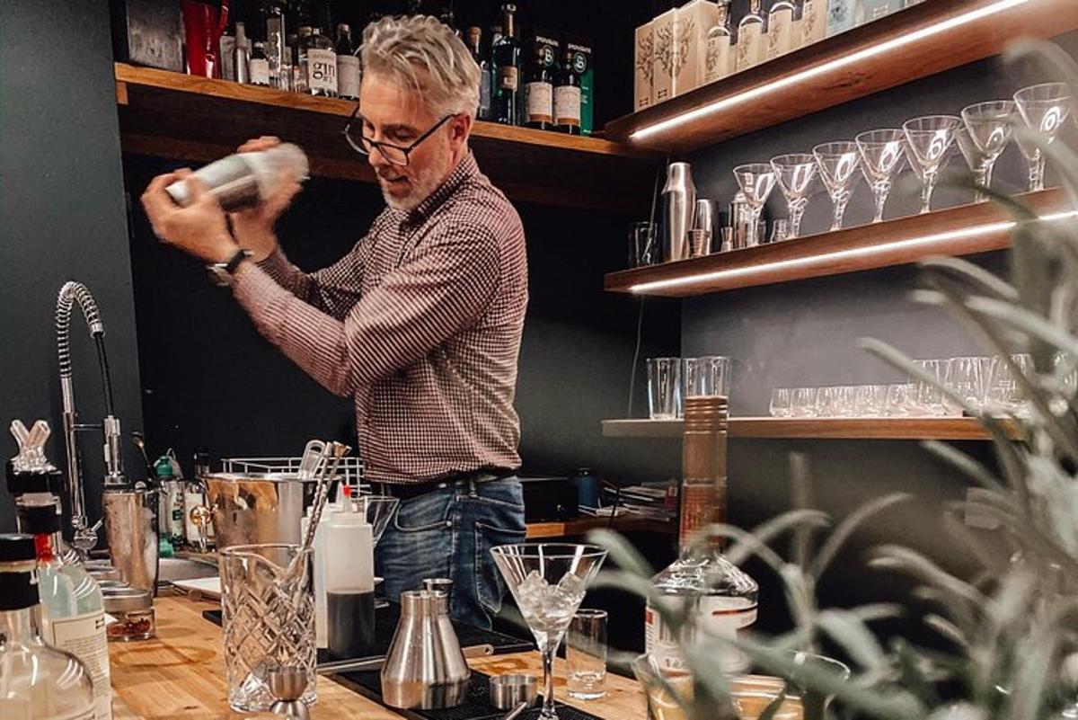 ein Mann steht an einer Bar und schenkt sich einen Drink ein