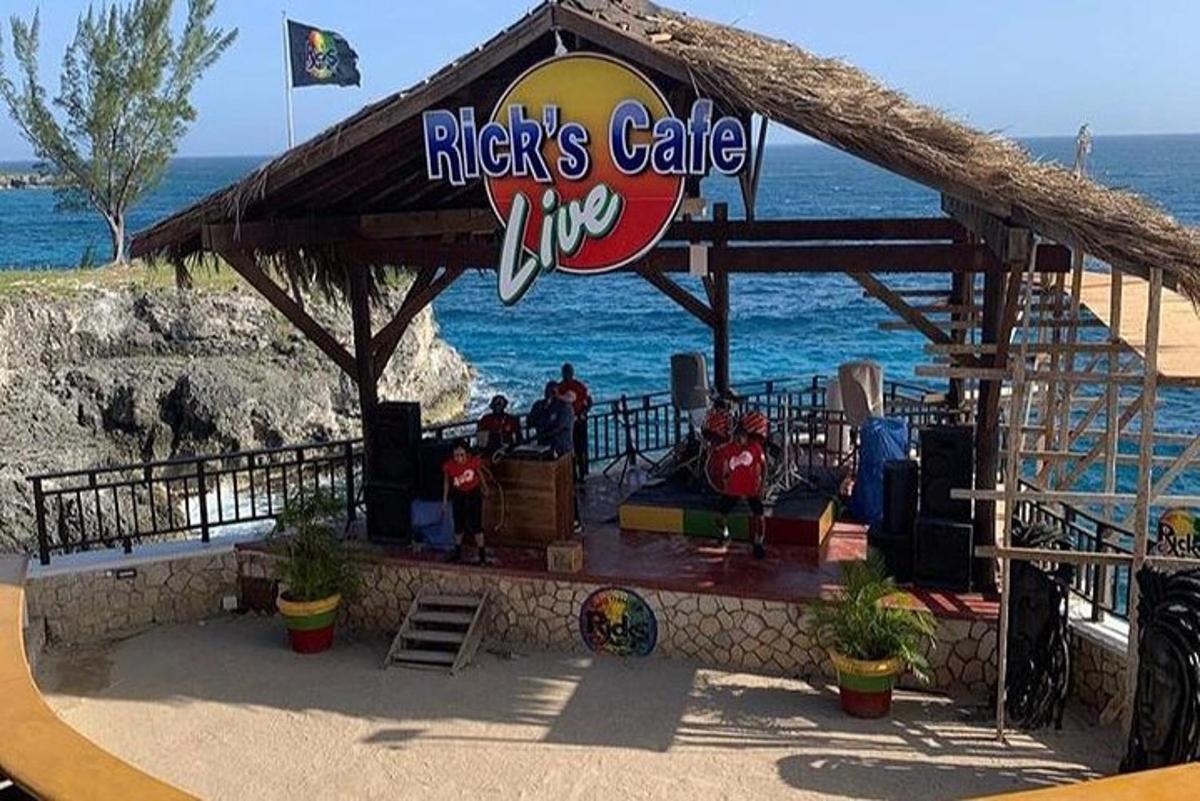 un restaurant pe plajă, lângă ocean