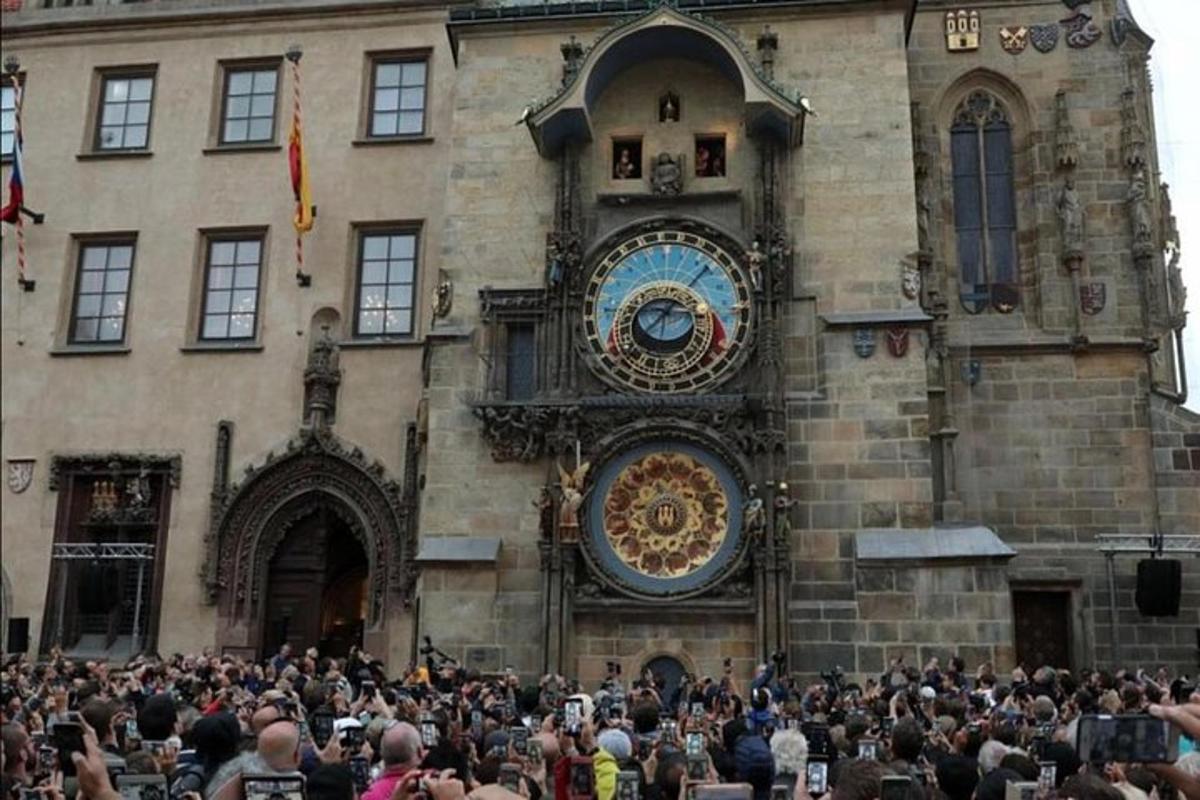 eine große Menschenmenge, die vor einem Gebäude steht
