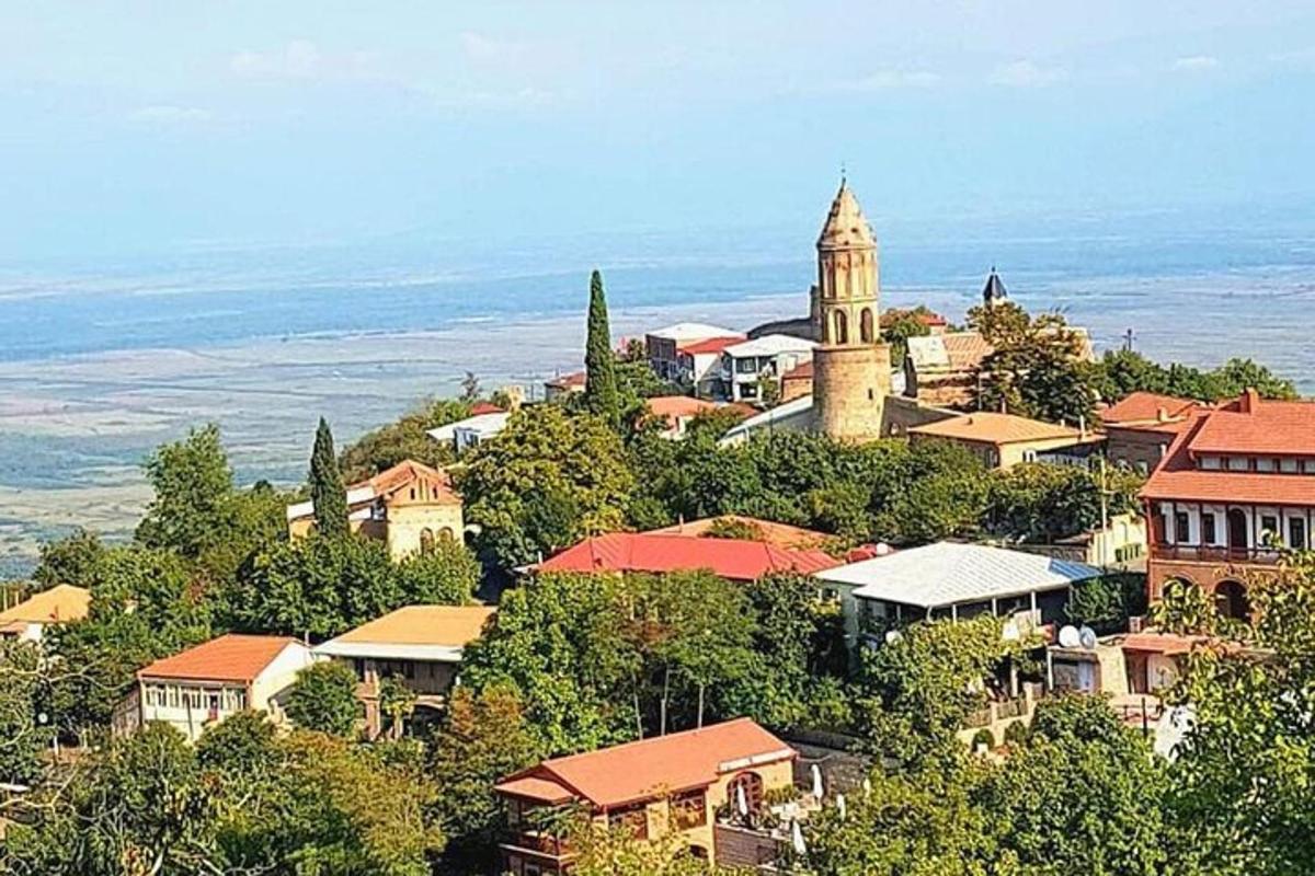 město na vrcholu kopce s hodinovou věží