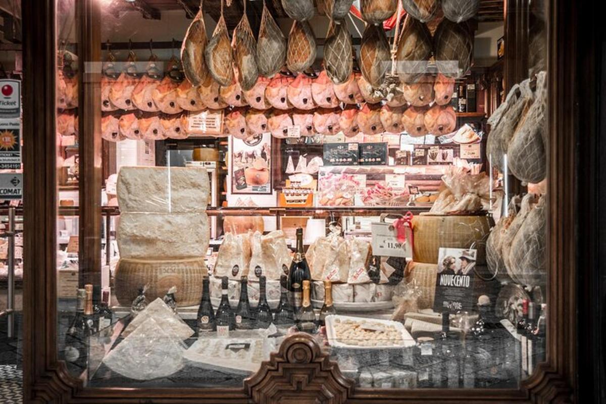 una vetrina di un negozio di carne e cibo