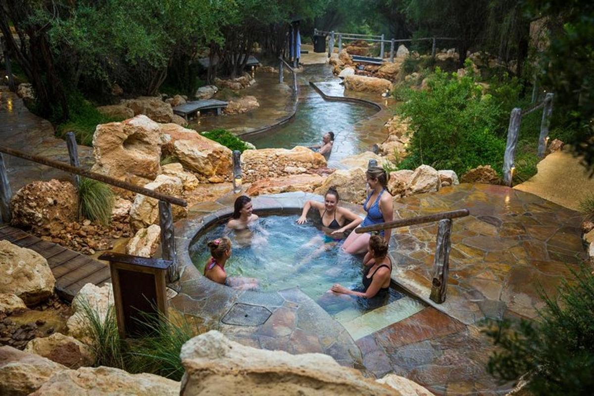 eine Gruppe von Menschen in einem Pool in einem Wasserpark