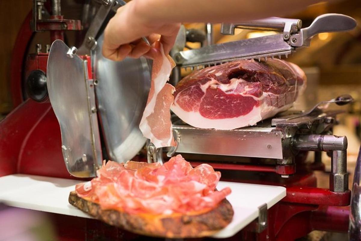 una persona che taglia un pezzo di carne in una macchina