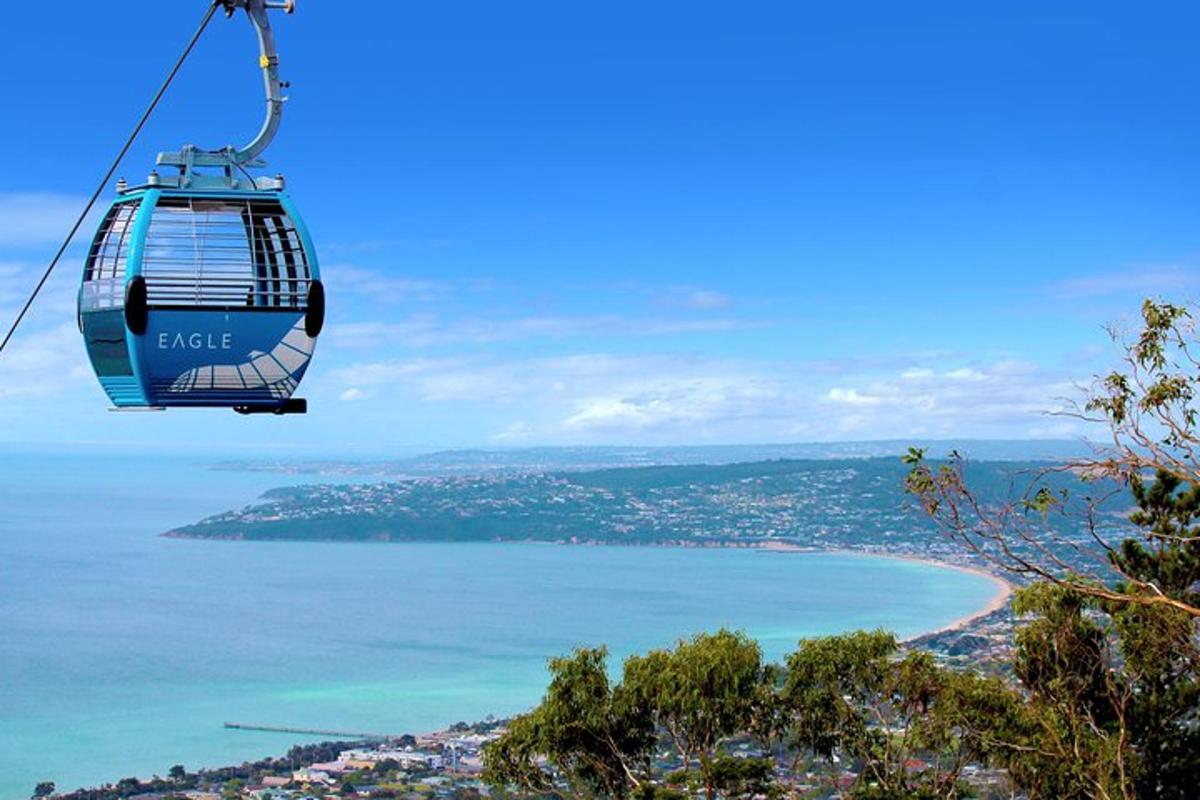 gondola, skrendanti virš paplūdimio ir vandenyno