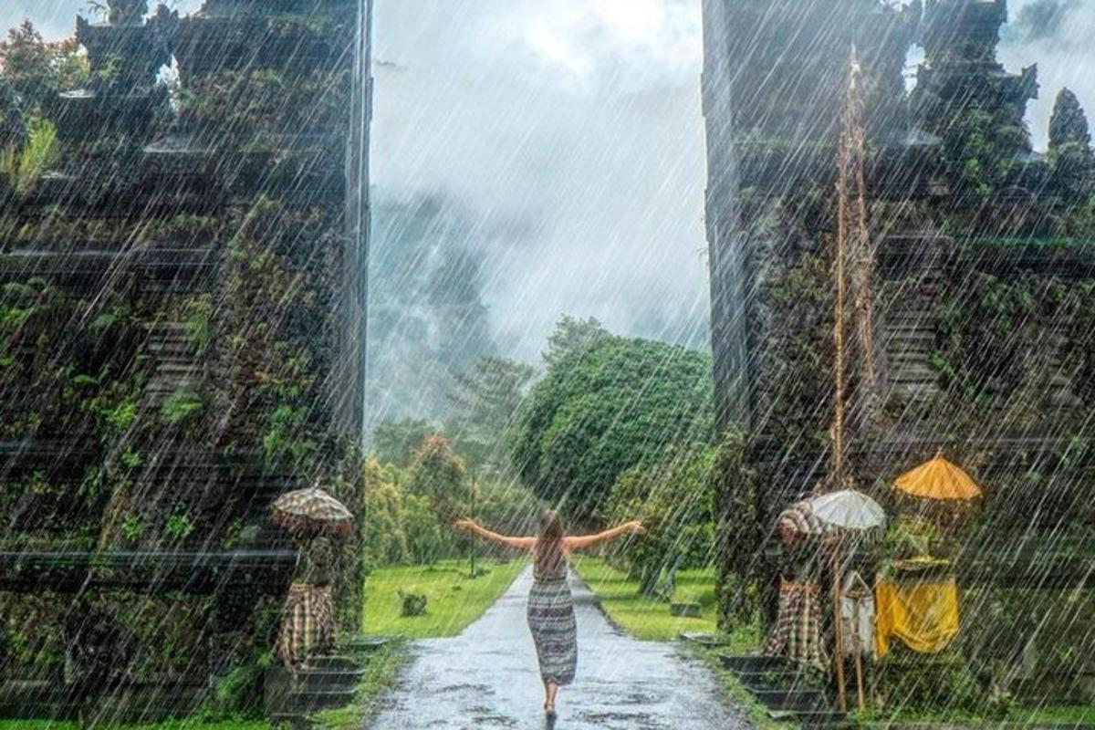 una mujer caminando por una calle bajo la lluvia
