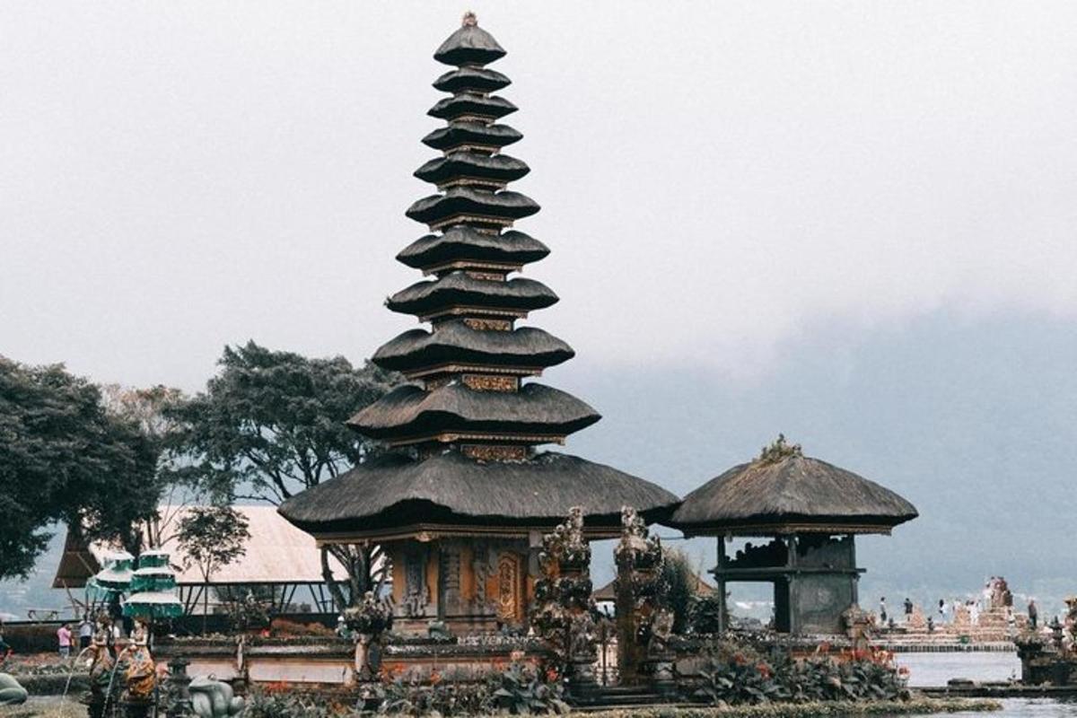 Una gran pagoda con varios techos.