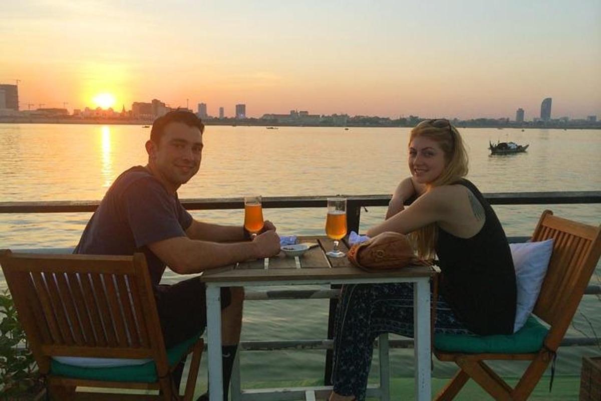 mees ja naine istuvad laua taga jookidega