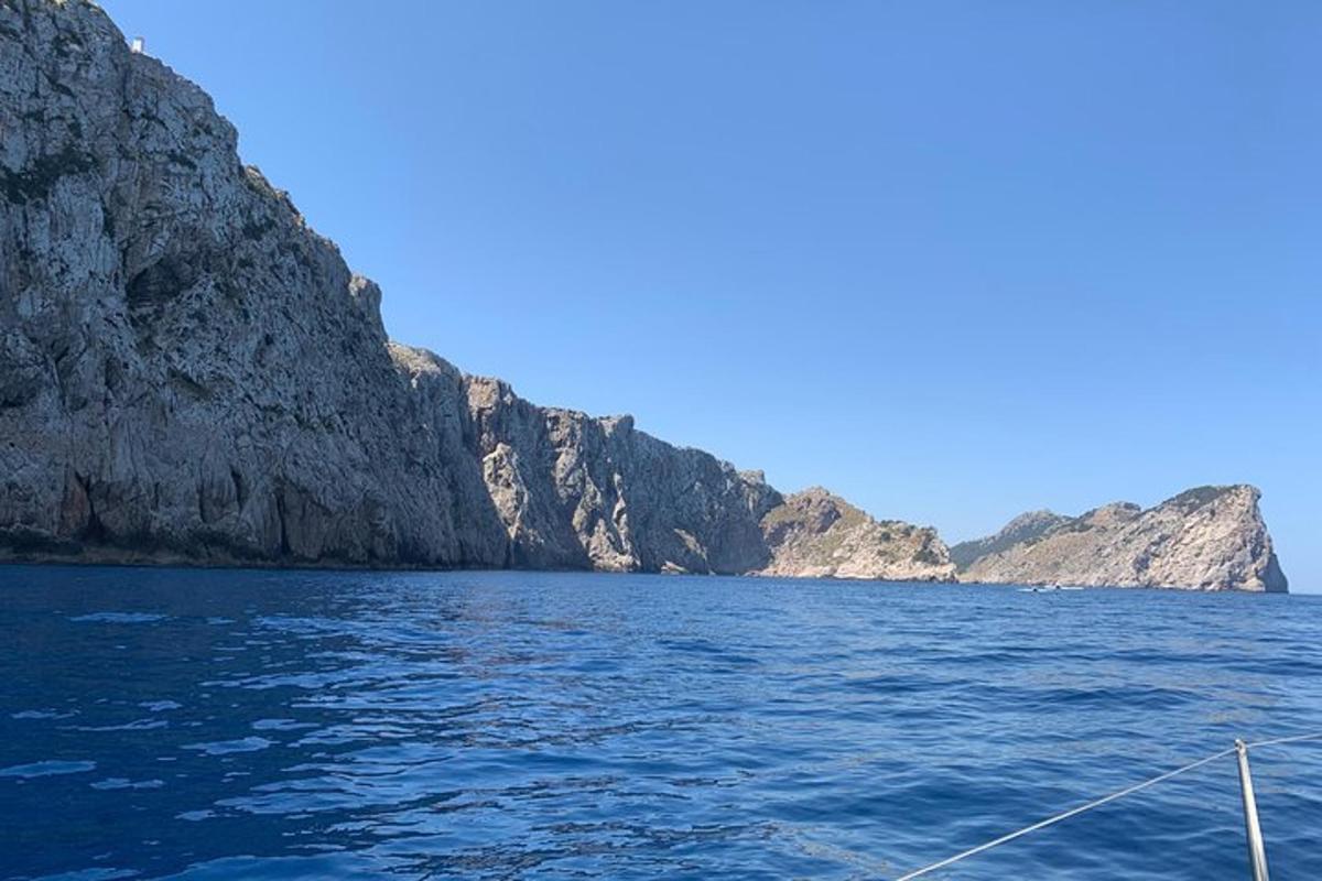 una barca in acqua vicino ad alcune scogliere