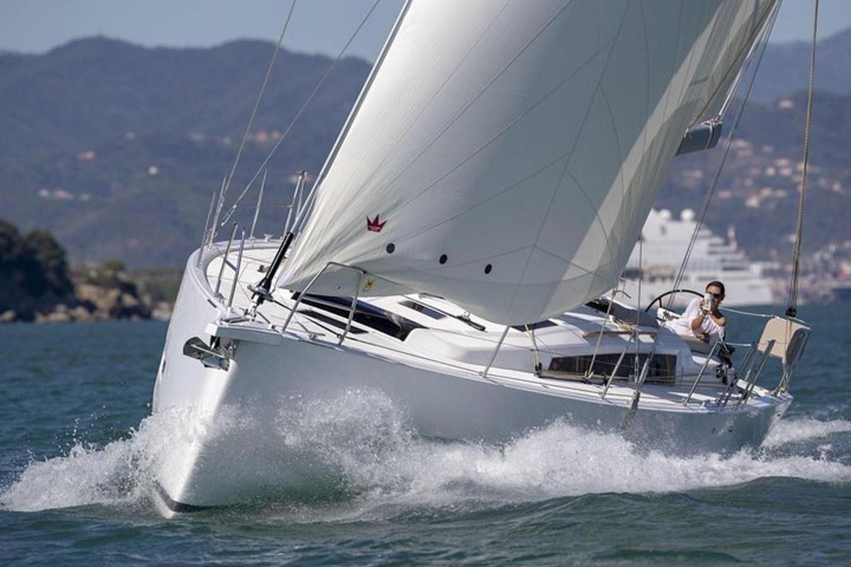 un uomo su una barca a vela in acqua