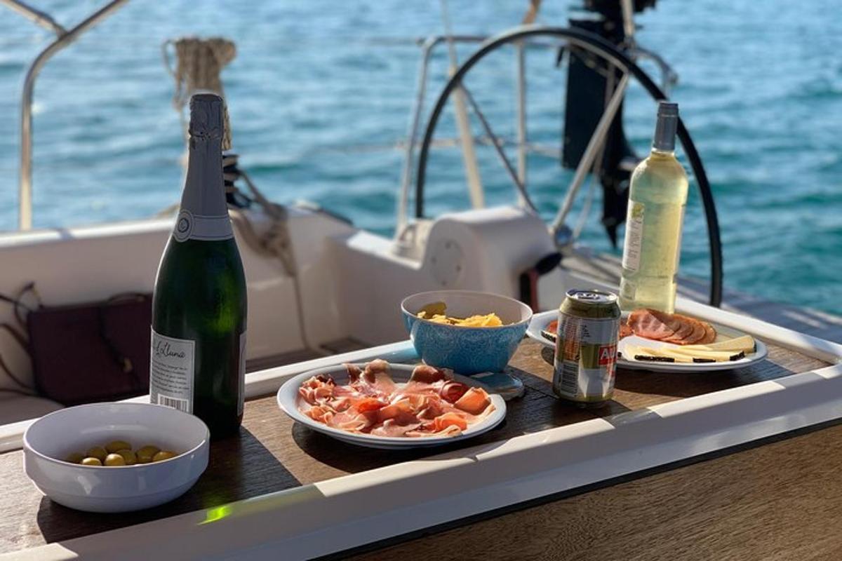 un tavolo con due piatti di cibo e una bottiglia di vino