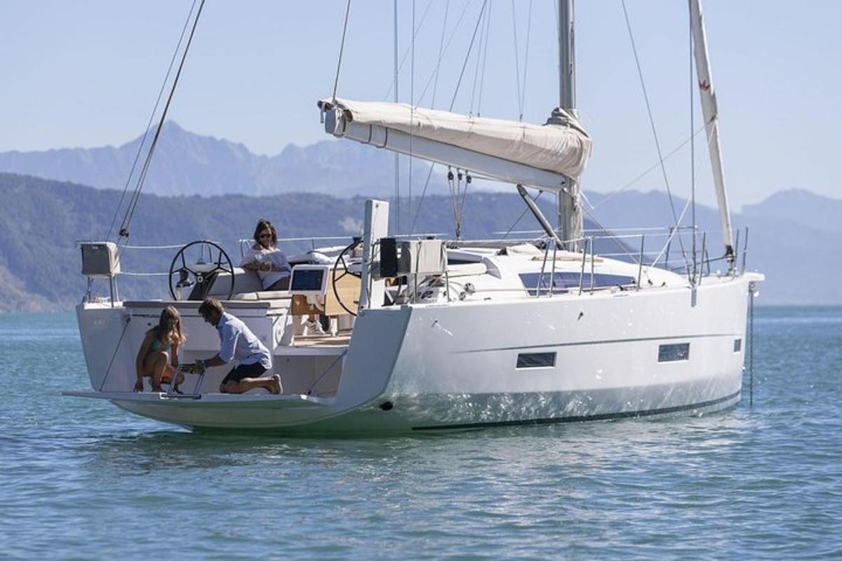 un gruppo di persone sedute su una barca a vela in acqua
