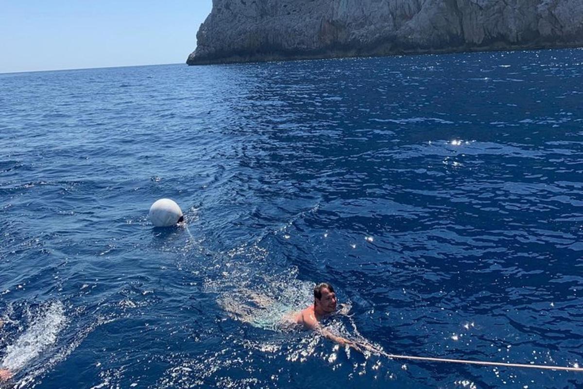 una persona su una corda in acqua con una palla