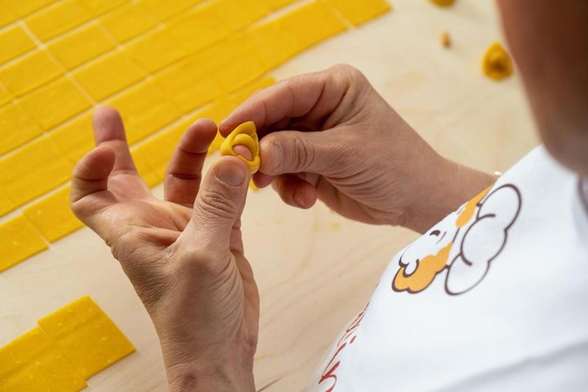 eine Person, die ein Stück gelben Käse hochhält