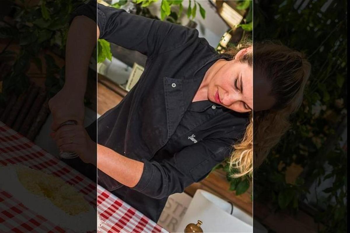 žena stojící v kuchyni a připravující jídlo