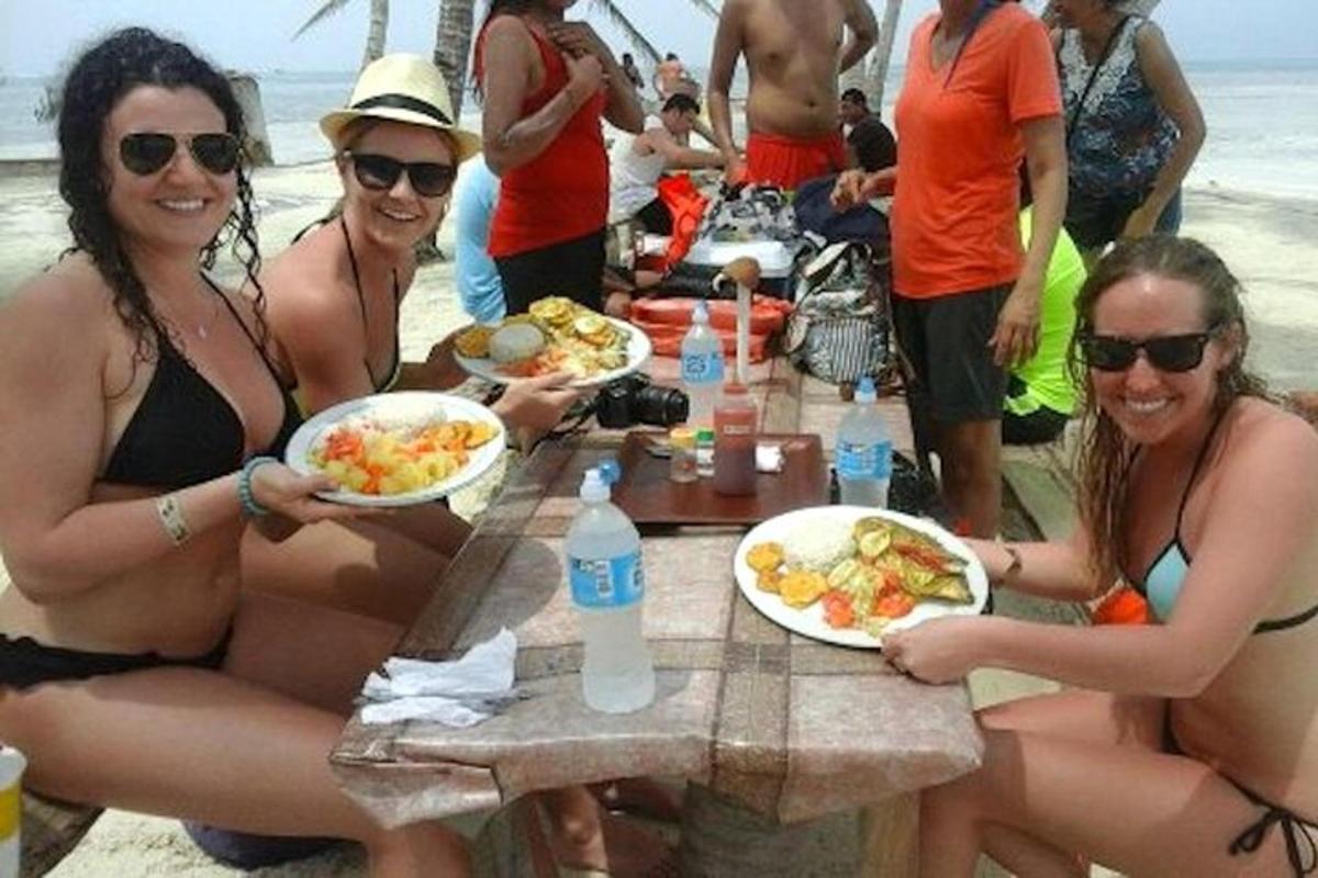 một nhóm phụ nữ đang ngồi ở một cái bàn với những đĩa thức ăn