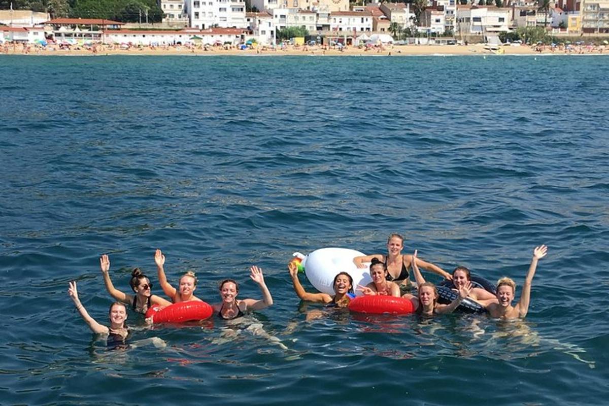 grupp inimesi vees ujumas