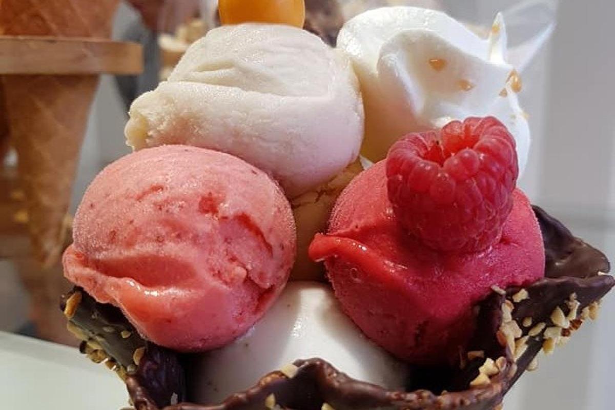 een bord met eten met verschillende soorten desserts