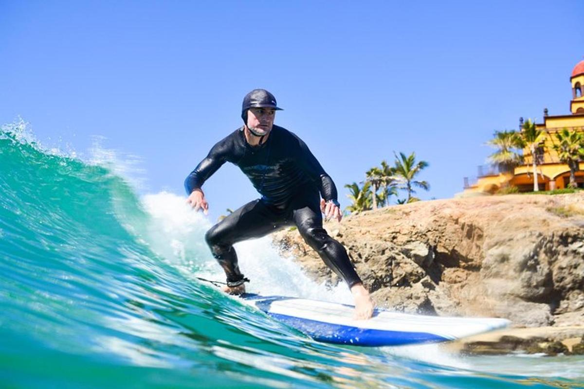 un uomo che cavalca un'onda su una tavola da surf nell'oceano