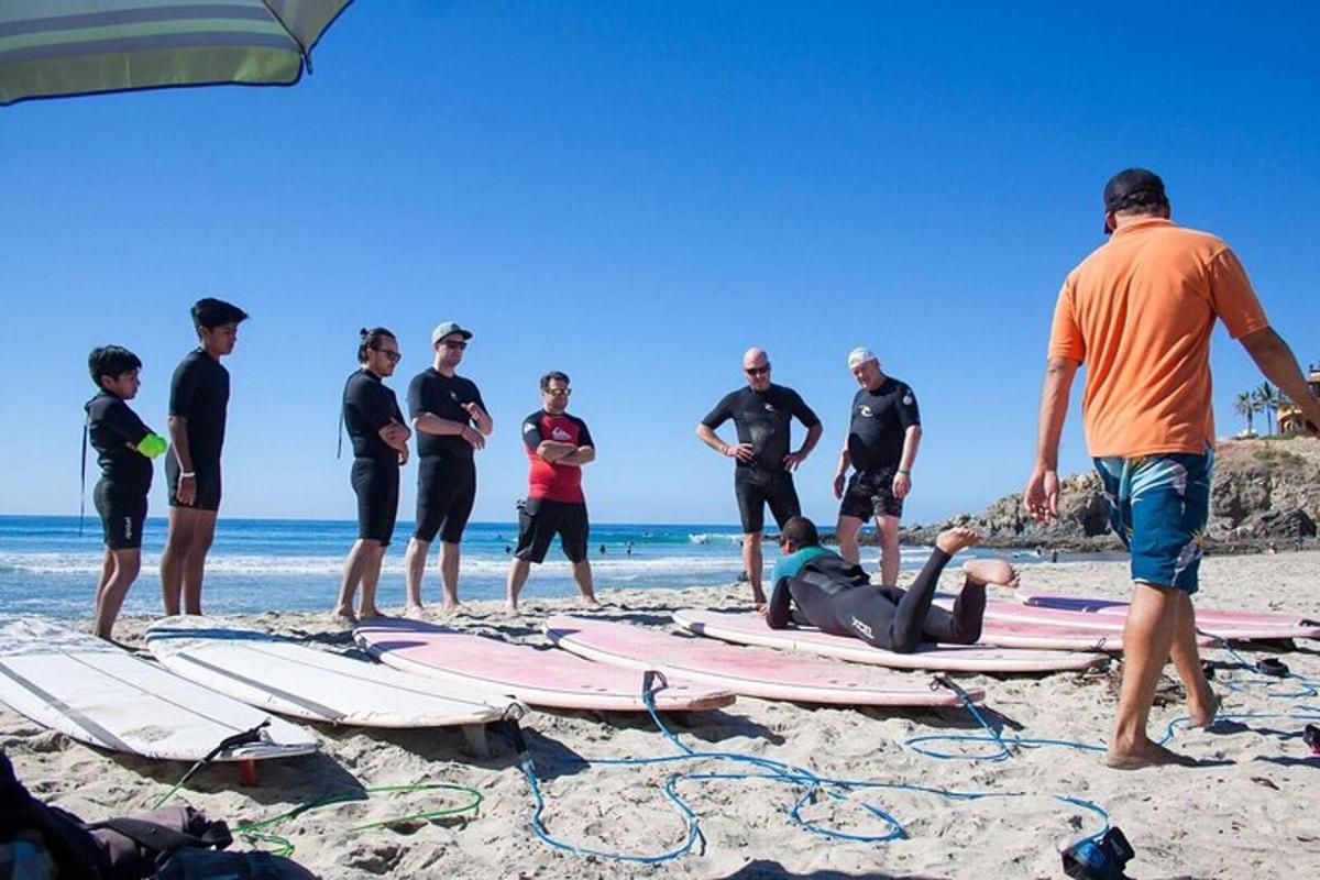 un gruppo di persone in piedi sulla spiaggia