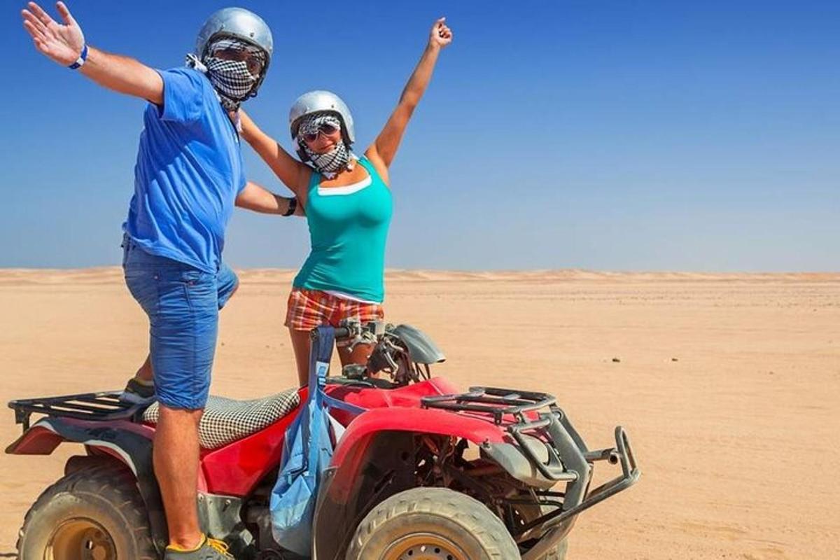 un uomo e una donna in piedi su un camion nel deserto