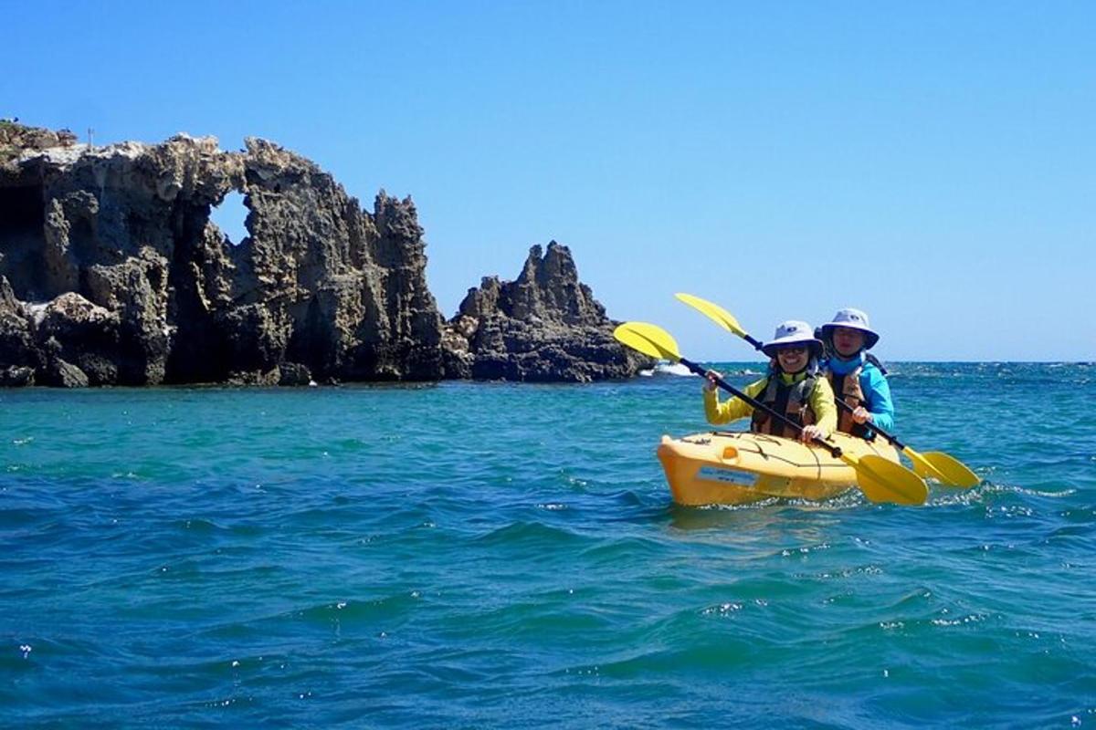 duas pessoas estão em um caiaque no oceano