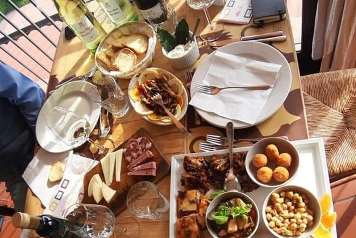 uma mesa com muitos pratos de comida