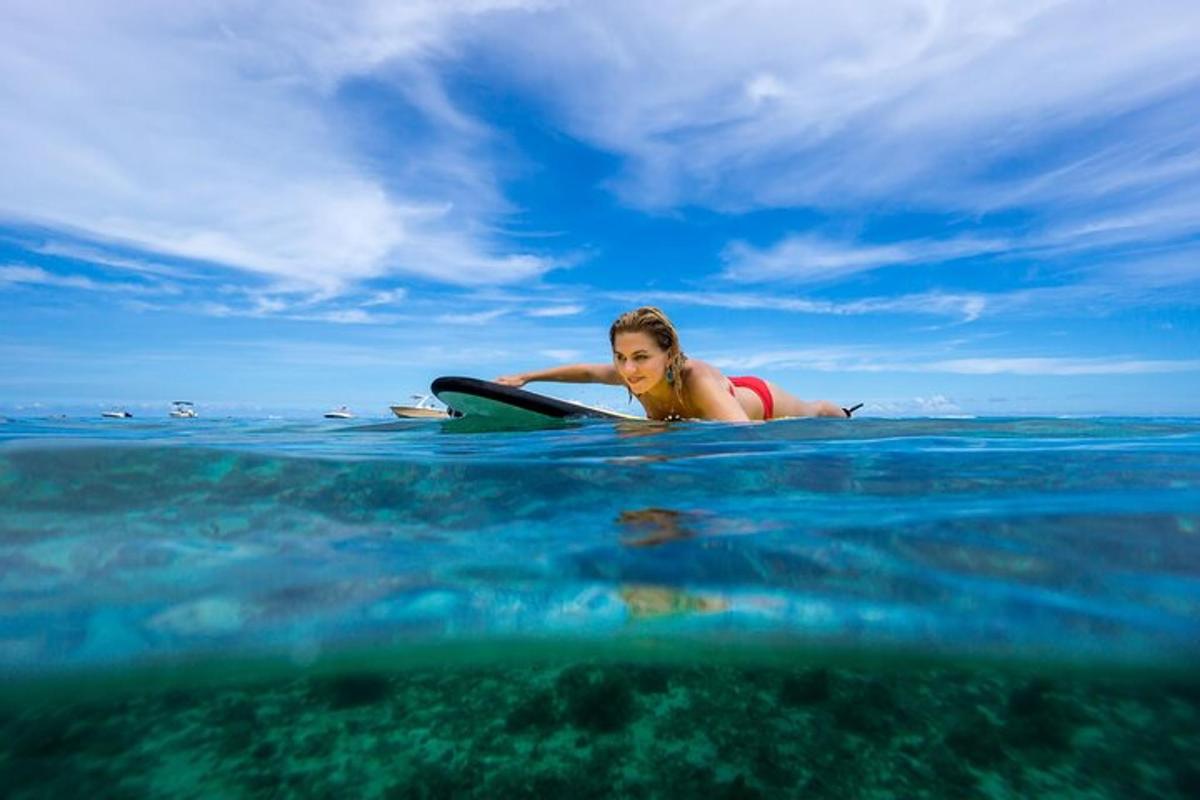 海でサーフボードの上に横たわる女性