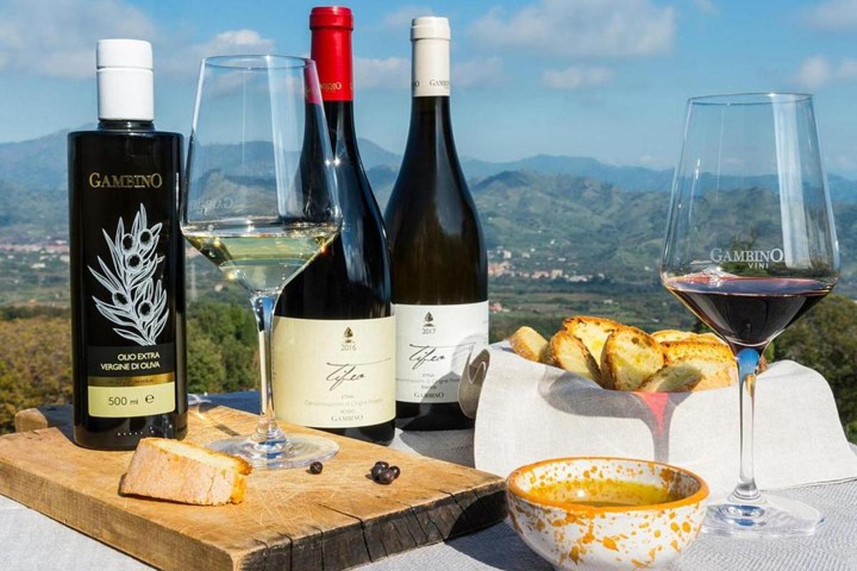 un tavolo con due bottiglie di vino e due bicchieri