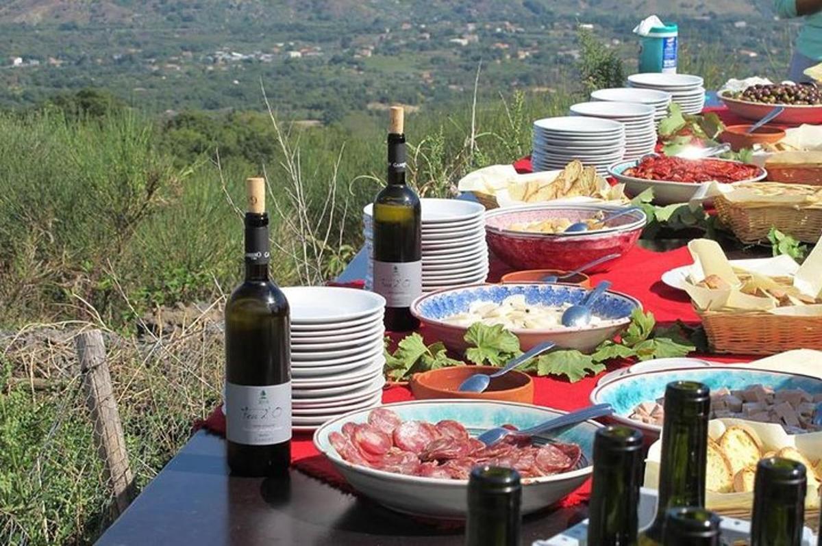 un tavolo con bottiglie di vino e piatti di cibo