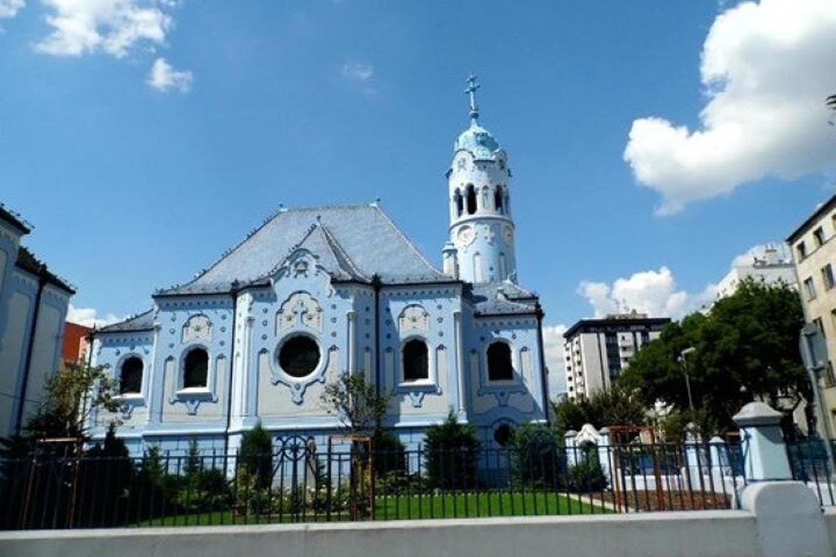 um prédio branco com uma torre no topo