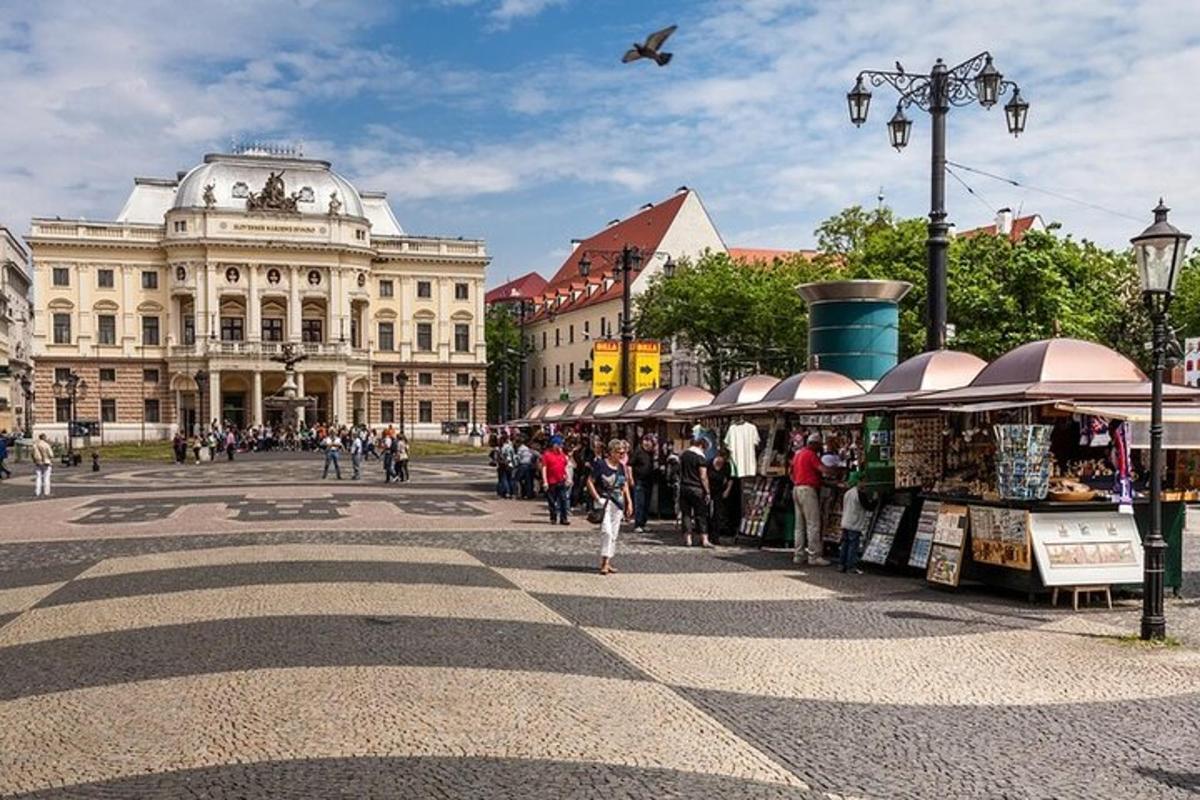 um grupo de pessoas caminhando por um mercado em uma cidade