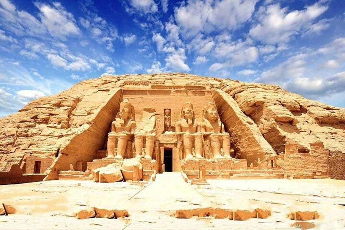 uma vista do templo de Abu Simbel