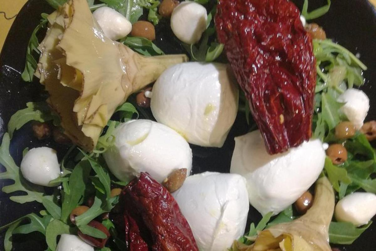 un'insalata con carne e verdure in una ciotola nera