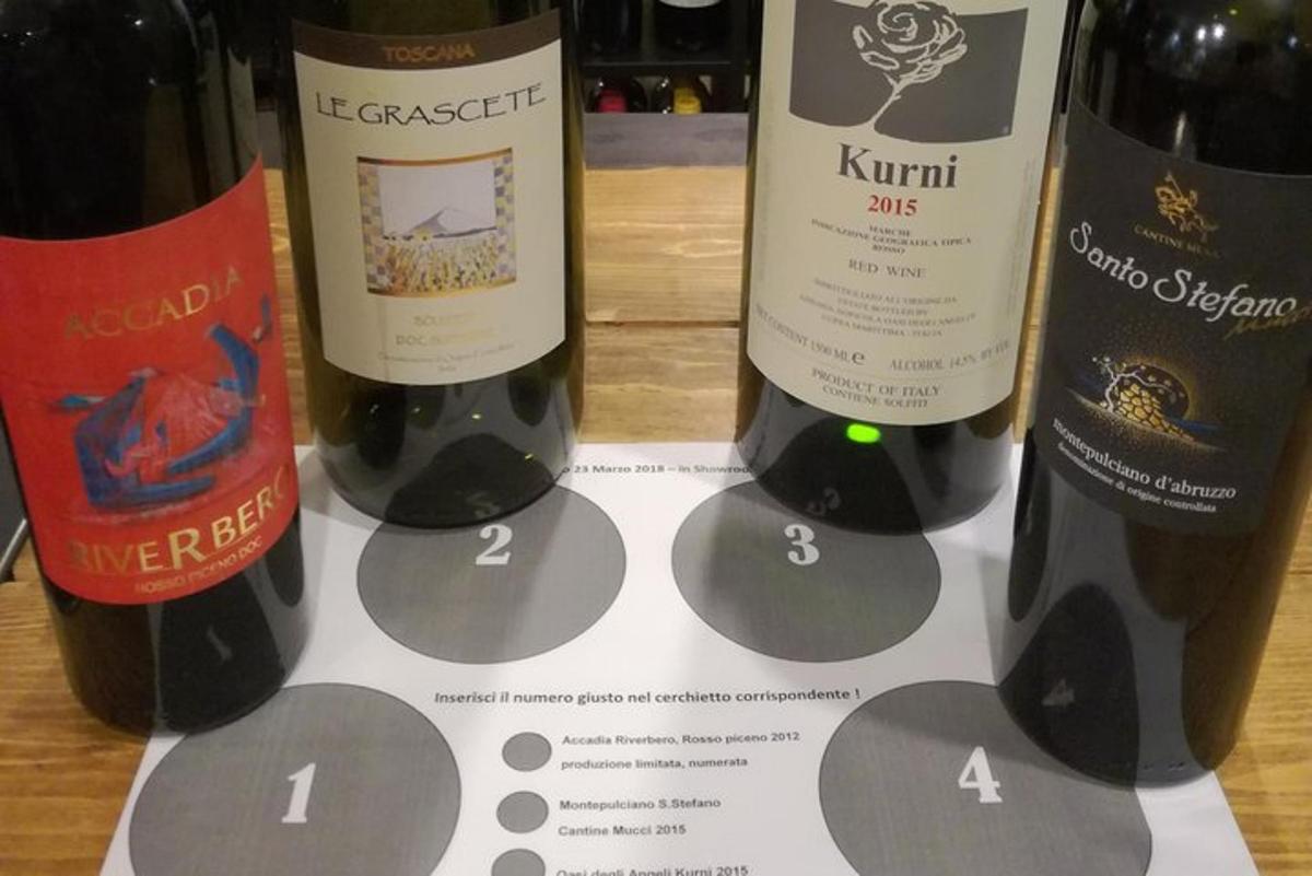 tre bottiglie di vino appoggiate su un foglio di carta