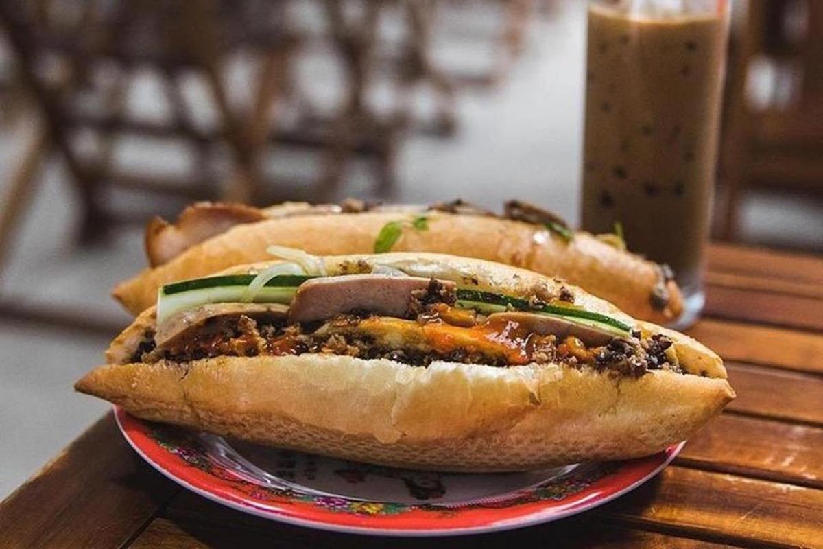due hot dog su un piatto su un tavolo
