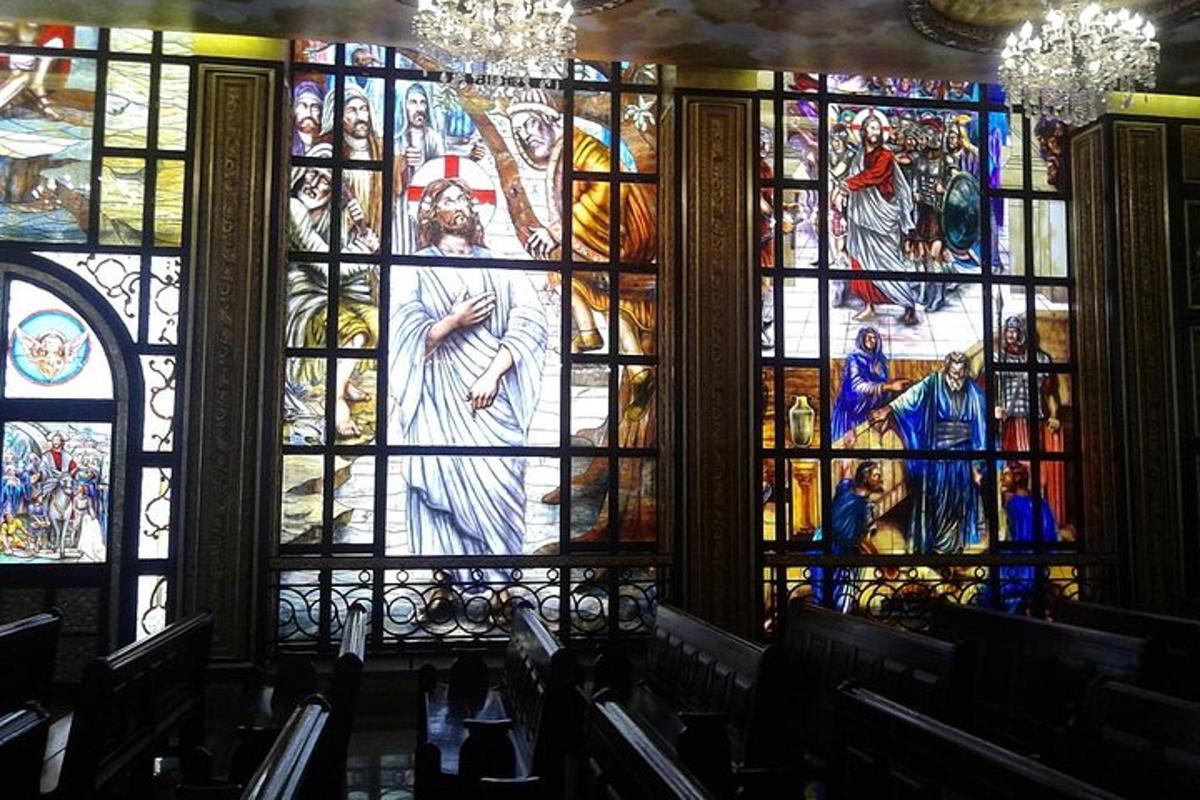 jendela kaca patri besar di gereja