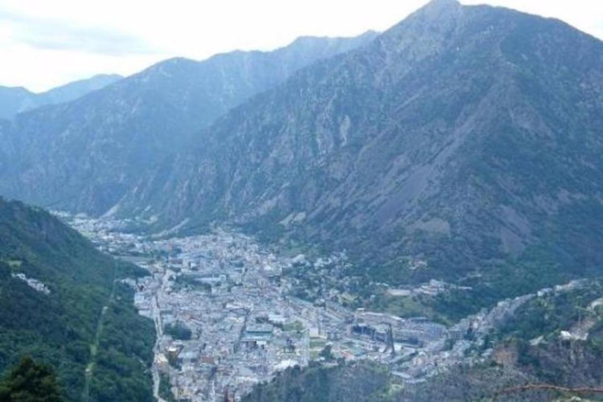 uma vista de uma cidade em um vale montanhoso