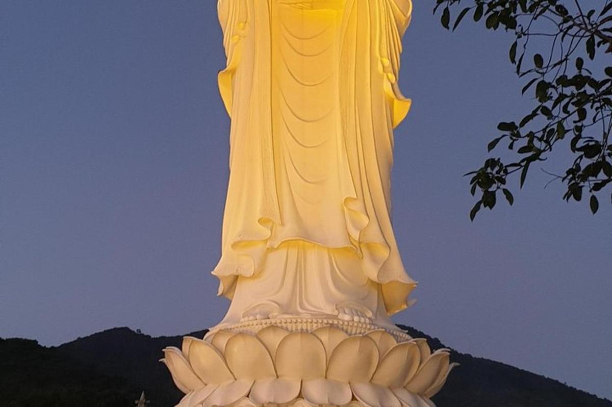 una grande statua bianca seduta in cima