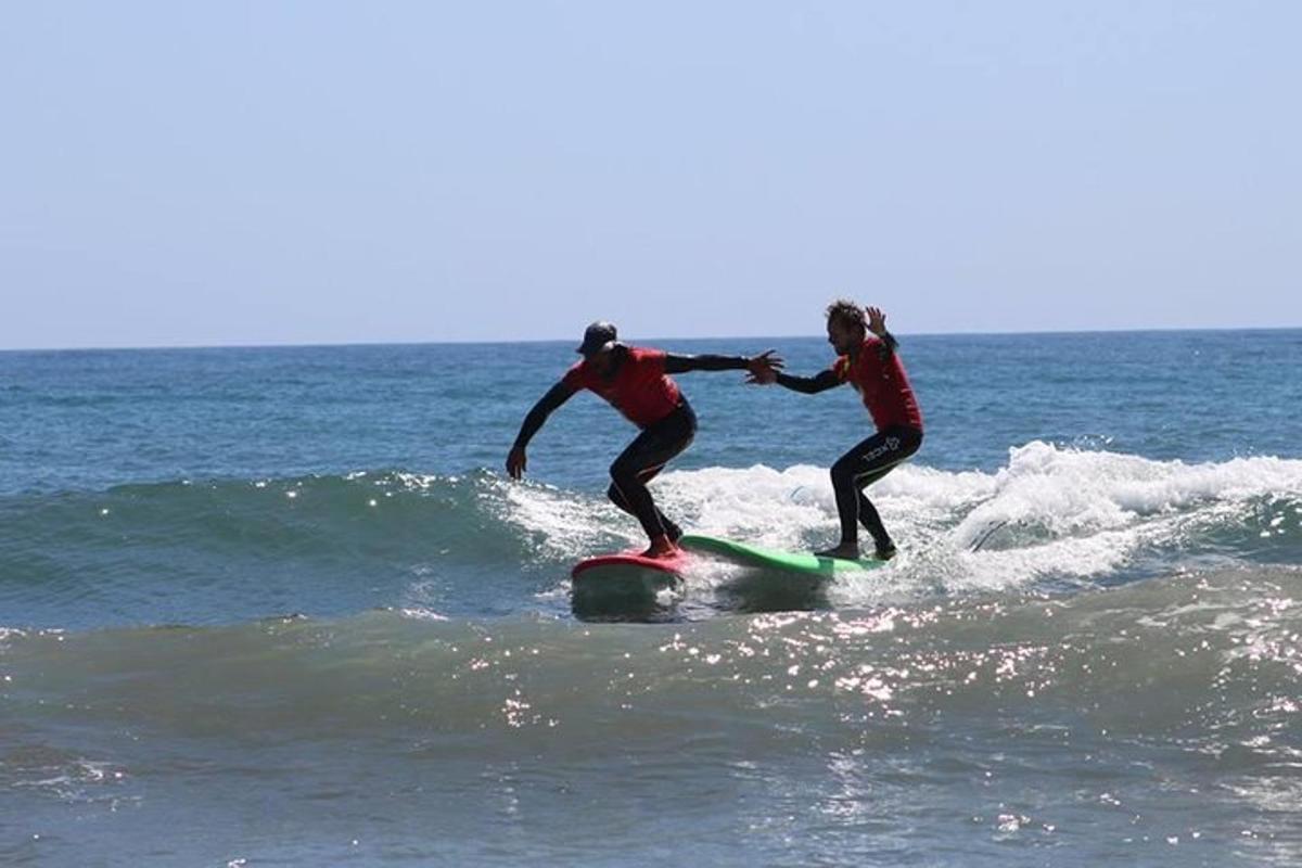 due persone cavalcano un'onda su una tavola da surf nell'oceano