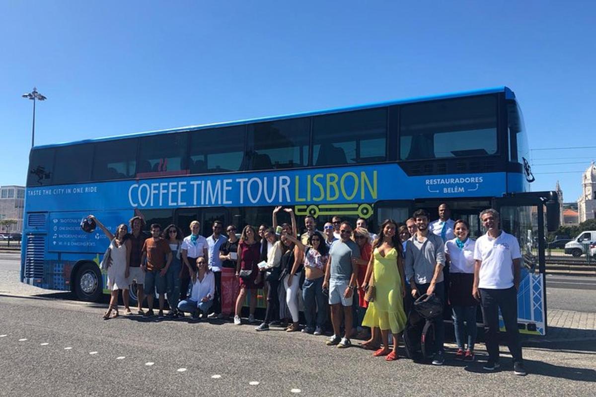 un gruppo di persone in piedi davanti a un autobus